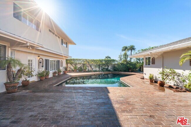 Building Photo - 14972 Camarosa Dr
