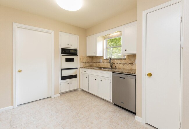 Building Photo - 2623 Longleaf Pines Ln