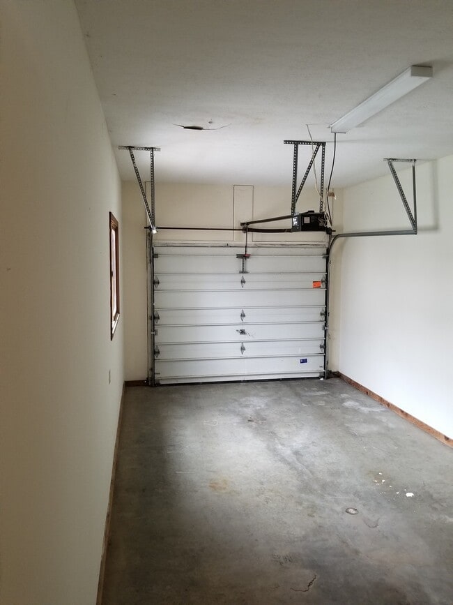 Building Photo - 3 bed 1.5 bath home