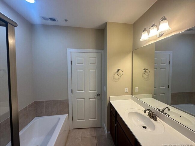 Building Photo - 330 Gallery Dr