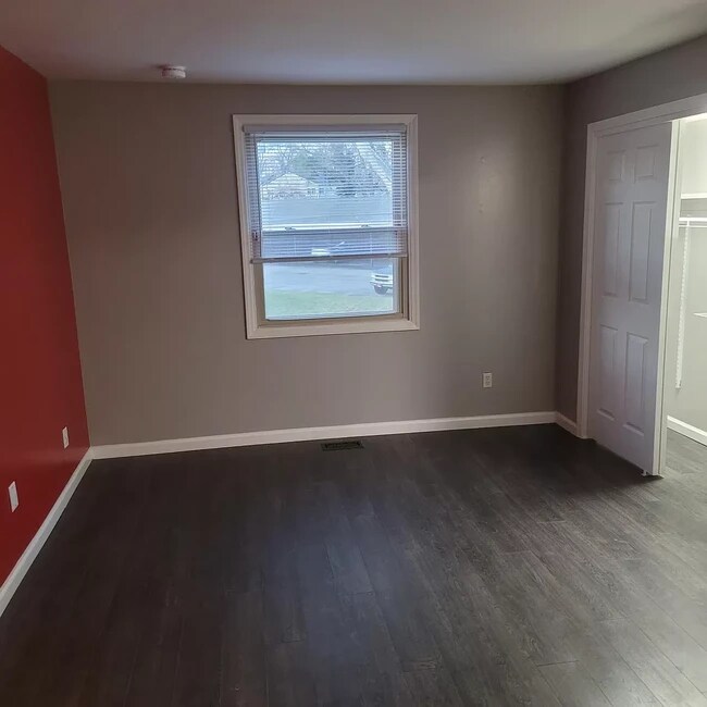 Building Photo - 991 Manor Ln