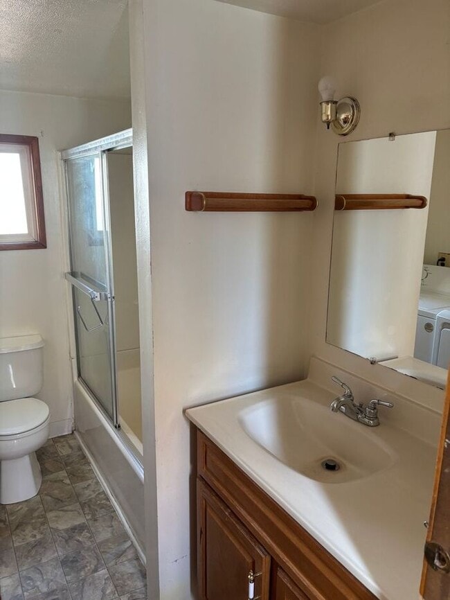 Building Photo - Spacious 2 Bed Trailer