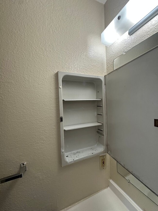 Building Photo - Beautiful & Large 2bd/ 2ba Condo