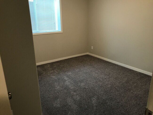 Building Photo - 4 Bed 3.5 Bath Single Family Home