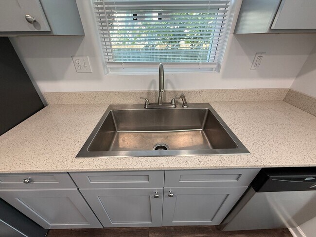 Building Photo - Gorgeous 3 bedroom 2 bathroom home