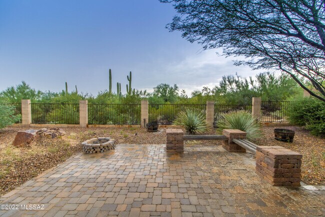 Building Photo - 12565 N Golden Mirror Dr