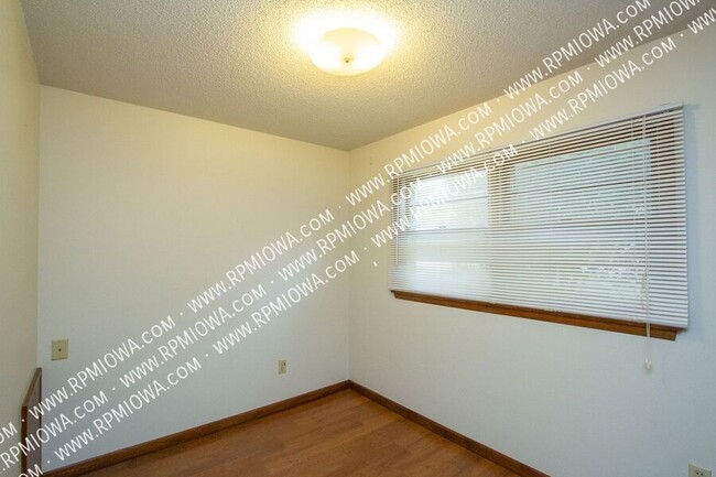 Building Photo - WEST AMES!! - 2 Bedroom, 1 Bath Duplex in ...