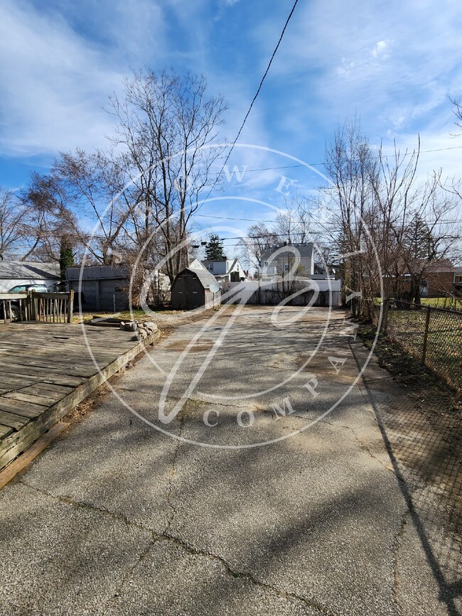 Building Photo - 3 bed 1 bath over 1200 Sq ft. and full basement!