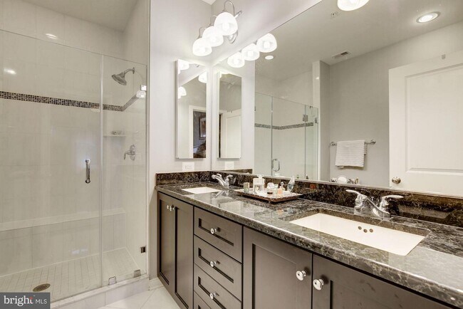 Building Photo - 930 N Columbus St