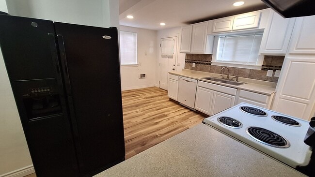 Building Photo - 4 bed 1.5 bath home walking distance to Lo...