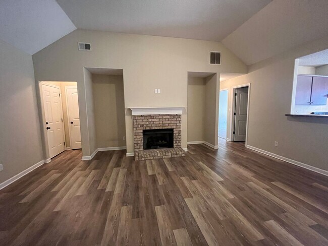 Building Photo - Remodeled beautiful 3 bd 2 bath located in...