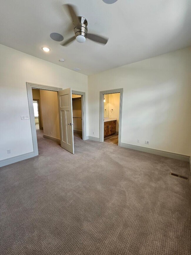 Building Photo - 876 S Lincoln Ave