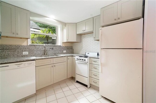 Building Photo - 445 Shine Ave