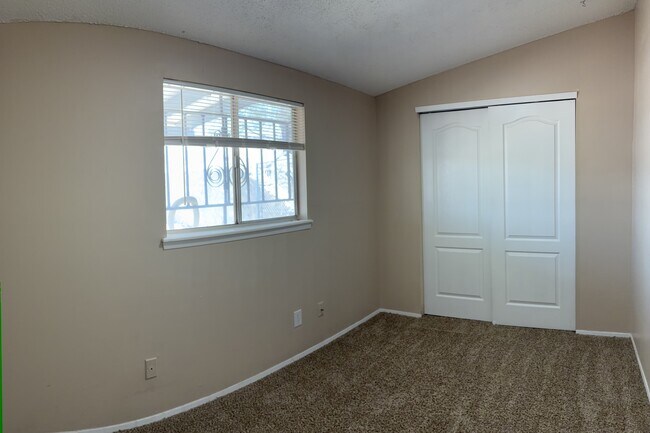 Building Photo - 5527 Carousel Dr