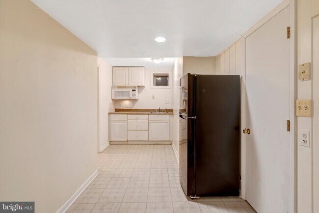Building Photo - 8916 Braeburn Dr