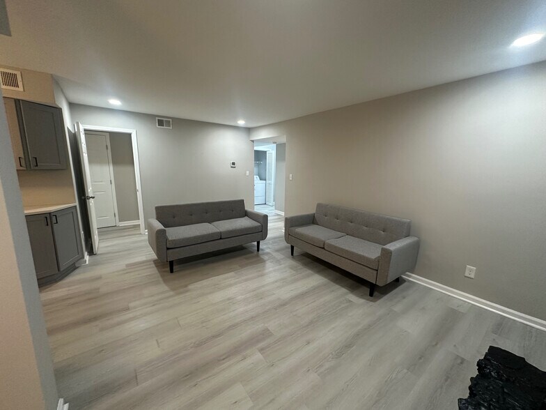 Building Photo - Room in Condo on Roberts Dr