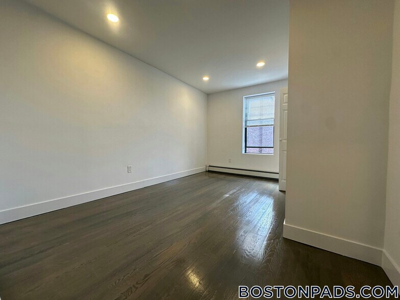 Building Photo - 44 Joy St