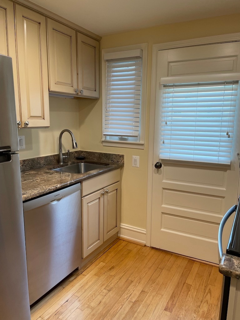 Beautiful kitchen with granite counter tops and newer dishwasher. - 1620 Graefield Rd