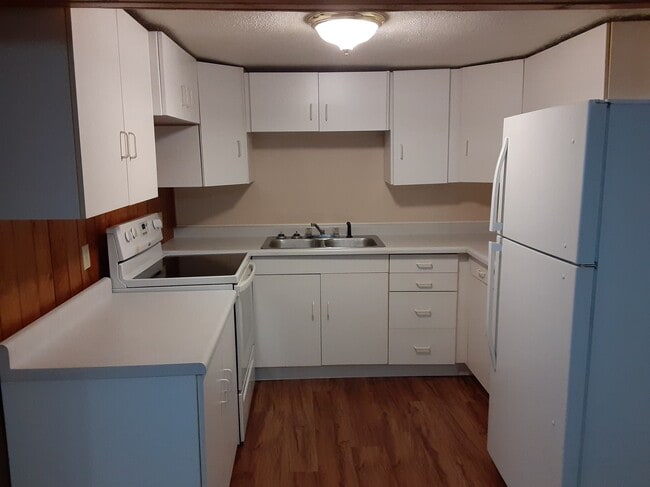 Building Photo - 308-302 E Park St