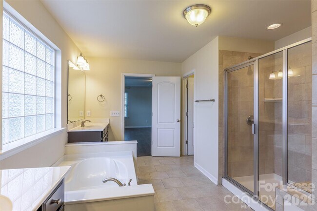 Building Photo - 1310 Middlecrest Dr NW
