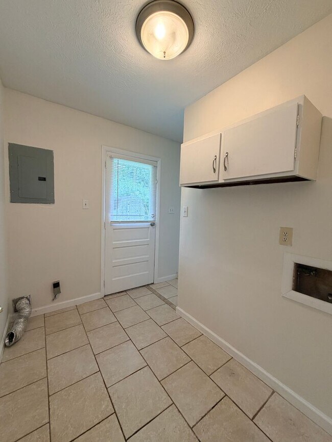 Building Photo - 845 Middle Dr