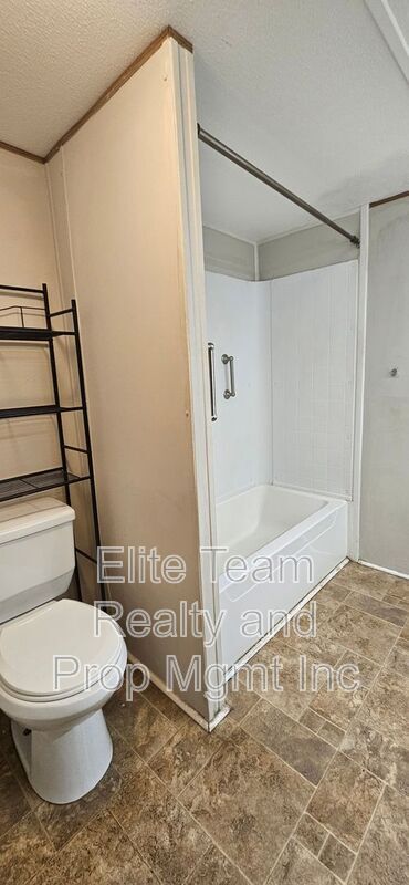 Building Photo - 3103 Cedarvale Rd
