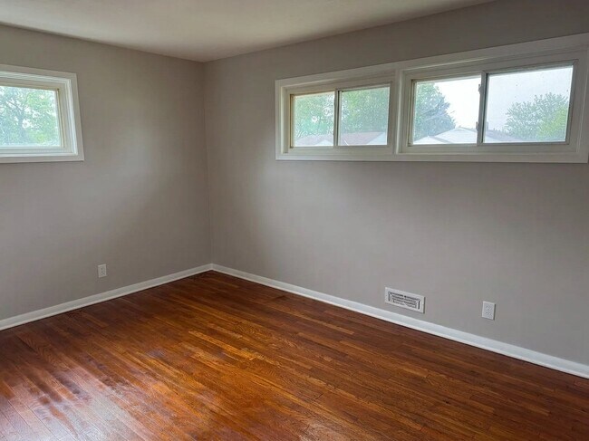 Building Photo - 15917 Steinway Blvd