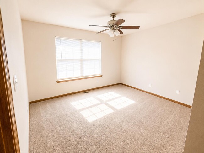 Building Photo - 4006 Meadow View Dr