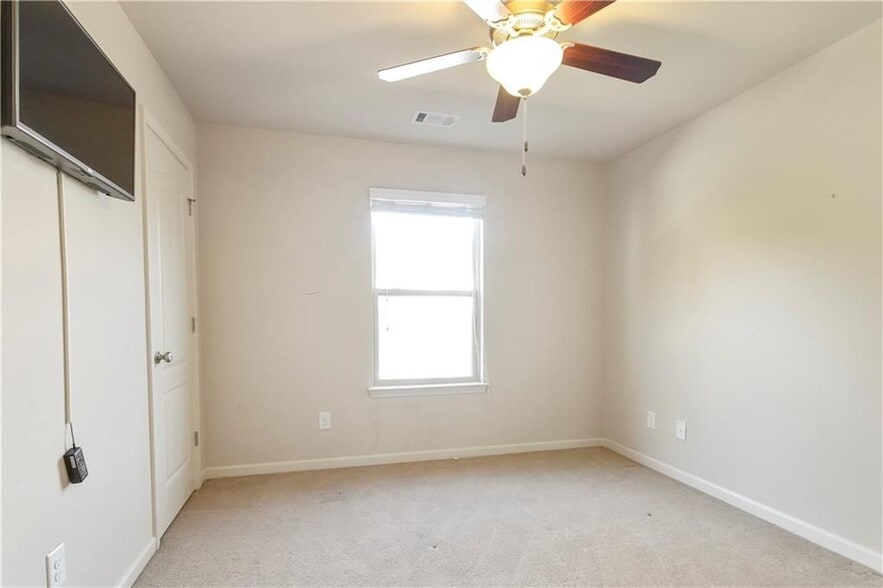 Building Photo - 2394 Whiteoak Ct SE