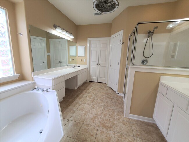 Building Photo - 7015 Pinefern Ln