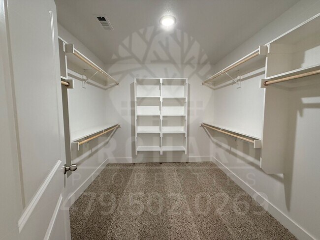 Building Photo - Single-Family Home- 2 Bed/2 Bath w/Hobby R...