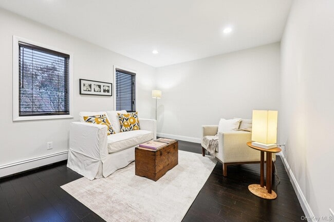 Building Photo - 6 Carol Ln