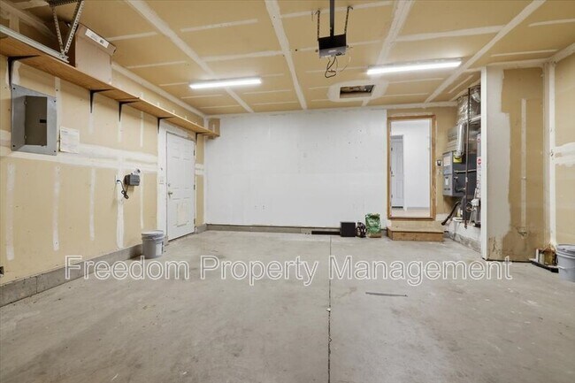 Building Photo - 1020 Aspen Grove St