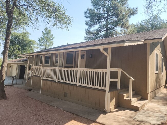 Primary Photo - Updated 2 bed + bonus room / 2 bath home