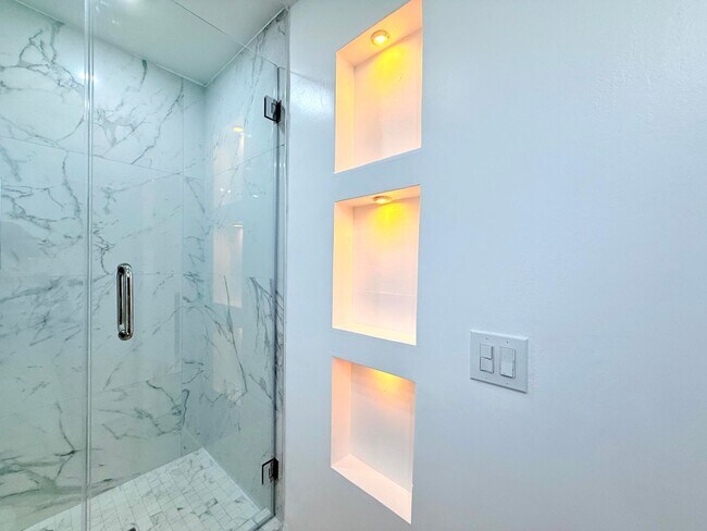 Building Photo - Beautiful Renovated Spacious Courtyard One Bedroom with patio, pool and 2 parking in Hollywood