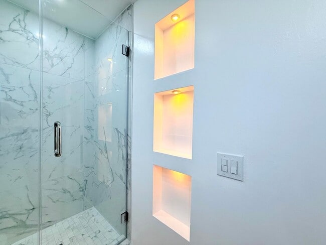 Building Photo - ***MOVE-IN SPECIAL 2 WEEKS FREE RENT***Beautiful Renovated Spacious Courtyard One Bedroom with pa...