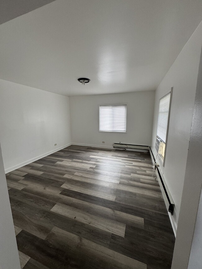 Building Photo - Spacious 2-Bedroom Apartment in Chicago Heights with Parking & Private Entrances