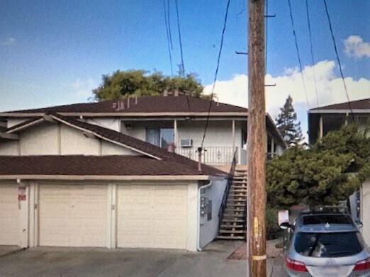 Second floor unit - 3452 Redwood Ct