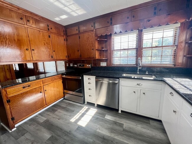 Building Photo - Three to Four bedroom, 2.5 bath Colonial in Graham