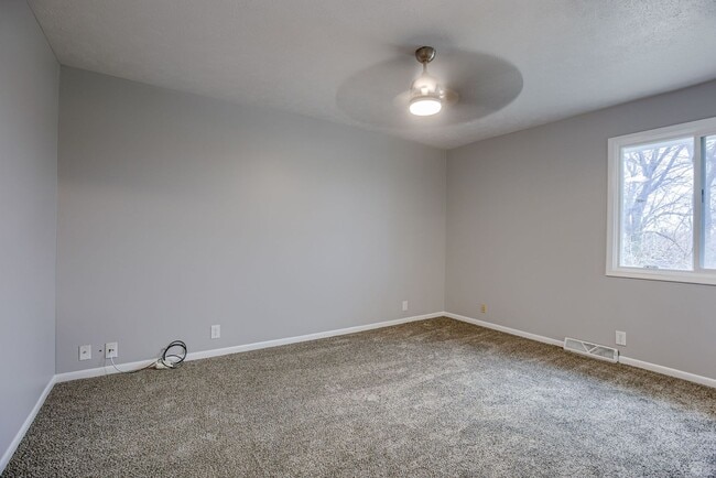 Building Photo - Great 4 Bedroom In Willow Wood!!