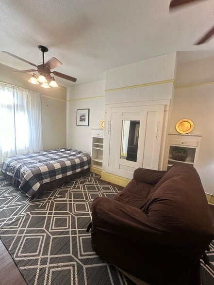 Building Photo - 517 Sullivan St