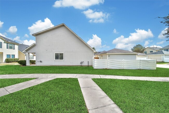 Building Photo - 11940 Chanteloup Dr