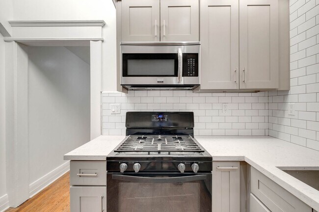 Building Photo - This spacious 1 bed, 1 bath apartment in a small, peaceful property in prime Lincoln Heights is n...