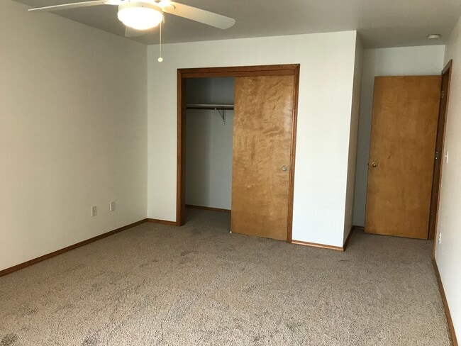Building Photo - Adorable Well-Cared-For Duplex w/ Garage &...