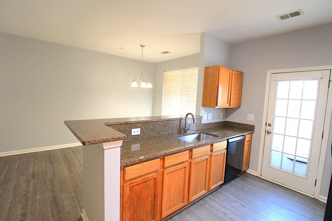 Building Photo - Move-in Ready Townhome!!