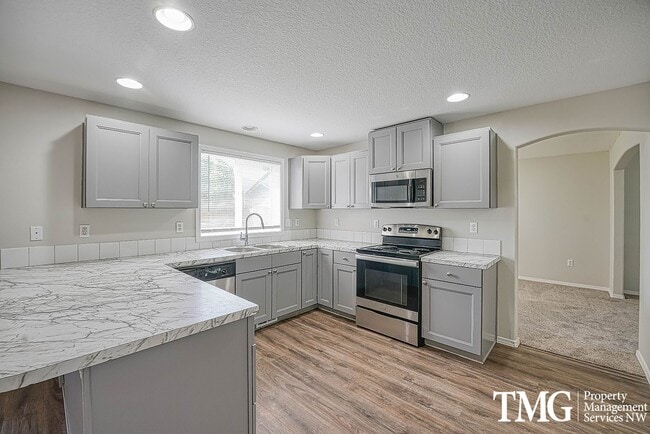 Building Photo - Beautifully Remodeled 3BR Home with Fenced Backyard