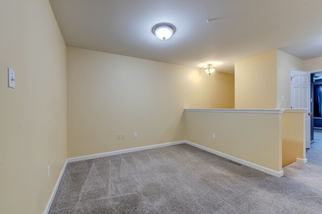 Building Photo - Gorgeous Updated 3 Bed 2.5 Bath Home w/2 C...