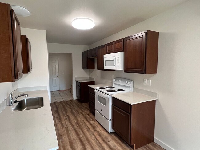 Building Photo - Newly Remodeled! Close to CWU 4 Rooms !!