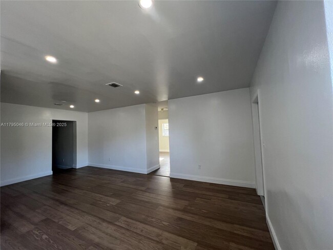 Building Photo - 770 NW 179th St