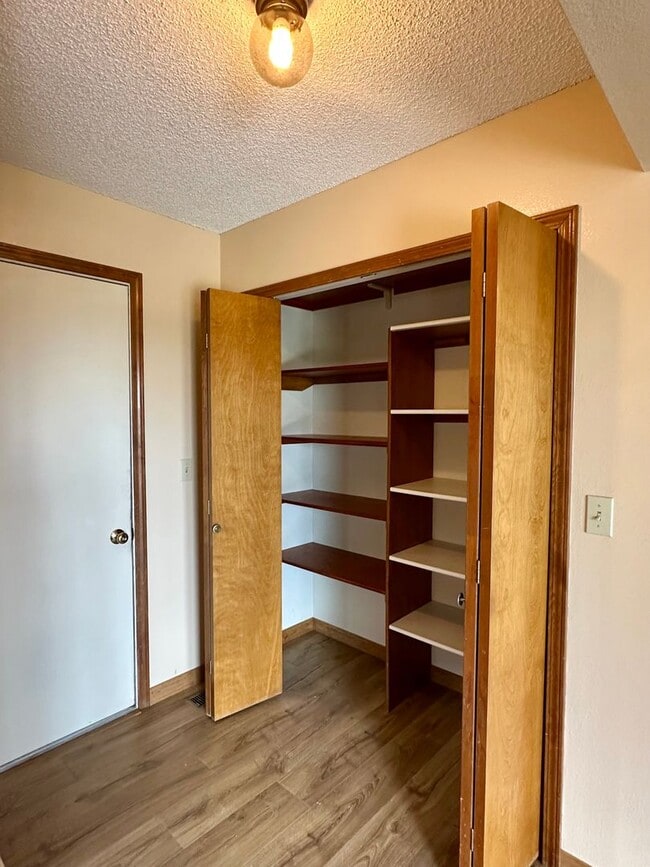 Building Photo - Spacious 4BD w/ A/C in Desirable Briargate...